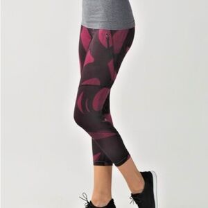 Lululemon 23” Crop Leggings Size 4 Back Spin Stroke Dashing Purple Black / Black